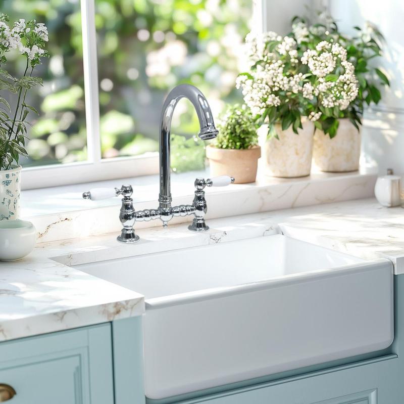 PB Nostalgisk Köksblandare Krom rund pip med vita handtag PBN.CHR.R.WH