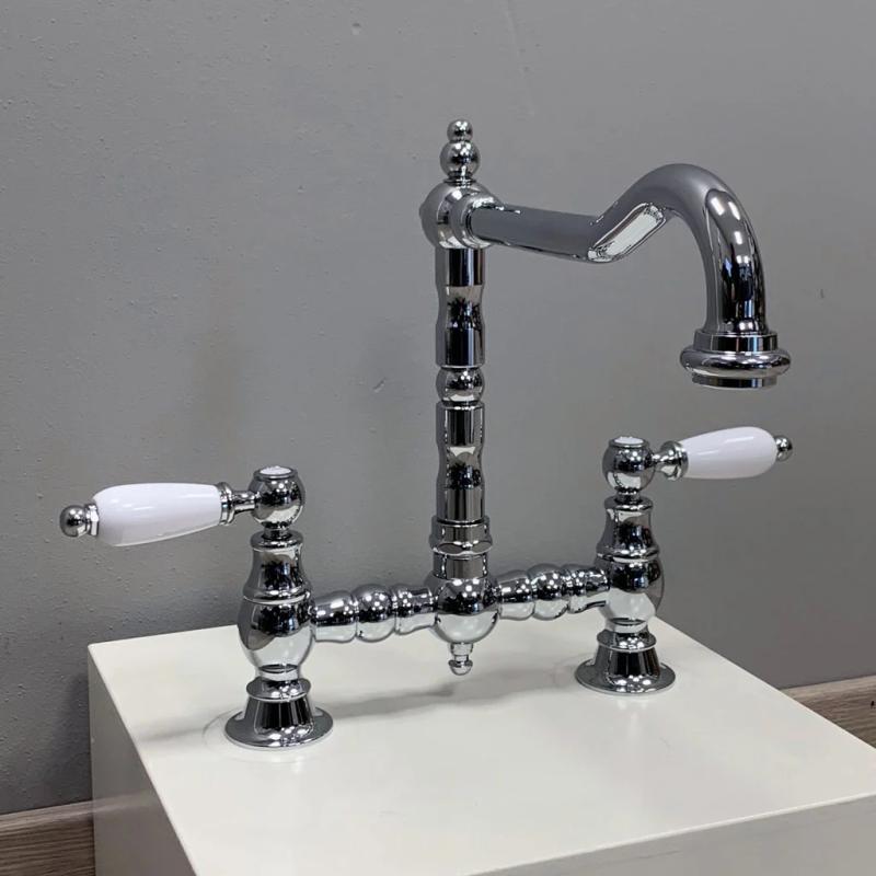 PB Nostalgisk Kökblandare Krom vinklad pip med vita handtag PBN.CHR.H.WH