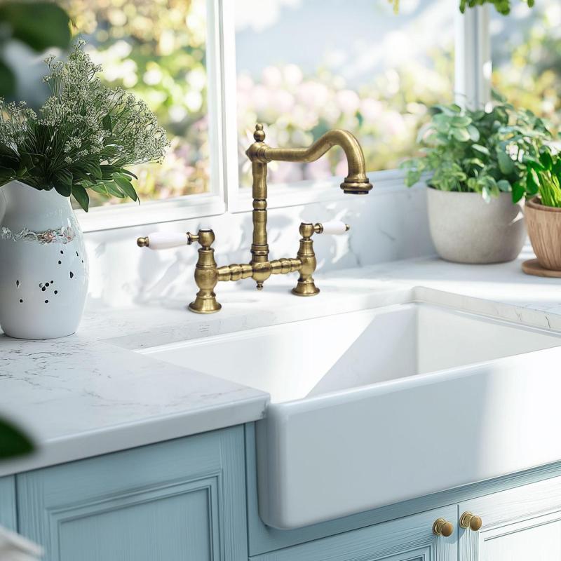 PB Nostalgisk Köksblandare Brons med vinklad pip och vita handtag PBN.BRO.H.WH