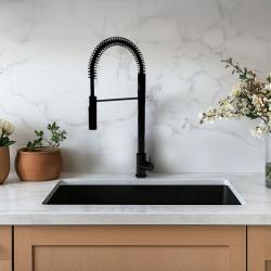Waterevolution Flow semi-professionell köksblandare matt svart med kolonn och fjäder T157PR