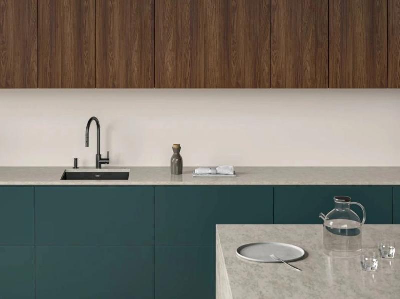 Franke Kökkran Eos Neo med utdragbar duschhuvud borstad svart 115.0613.671