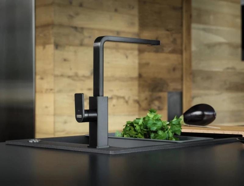 Franke borstad svart kökskran Mythos med svängbar pip 115.0550.441