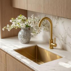 Quadri York köksblandare PVD matt guld med svängbar pip 1208955905