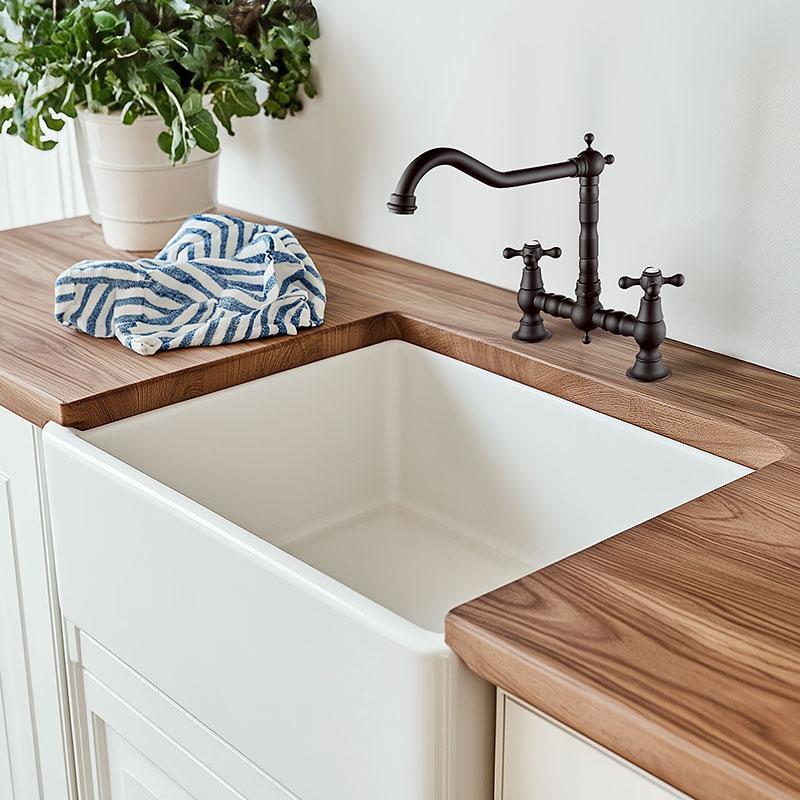 AquaTrimo Windsor 2-håls klassisk köksnostalgisk bro kökskran med vinkelrör svart 21WS7653SW