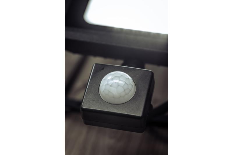 LED-strålkastare iNEXT med rörelsesensor 30 W 2400 lm, PF>0,9, RA>80, IP65, 120°, 6400 K, svart kropp 1208962860