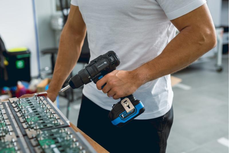 HÖGERT kraftfull sladdlös skruvdragare 18V för trä och metall.