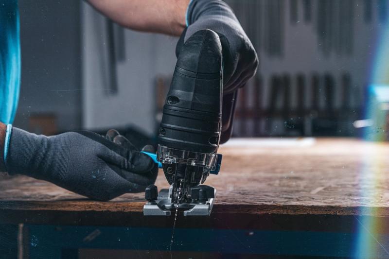 HÖGERT batteridriven sticksåg, 18V, vibrationsdämpande handtag - utan batteri.