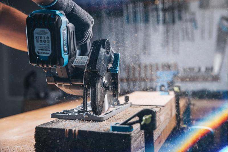 HÖGERT batteridriven cirkelsåg, 18V, utan batteri, dammsugaranslutning