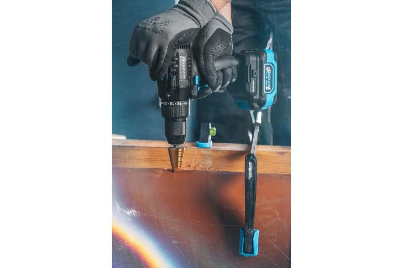 HÖGERT borstelloze accuschroevendraaierset, 18V, med bithållare, bitsmagasin, laddare och batteri.