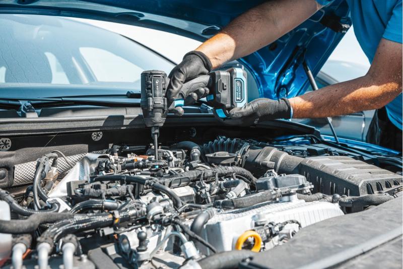 HÖGERT Borstlös batteridriven strykjärn 18V, set med batteri, laddare och tillbehör