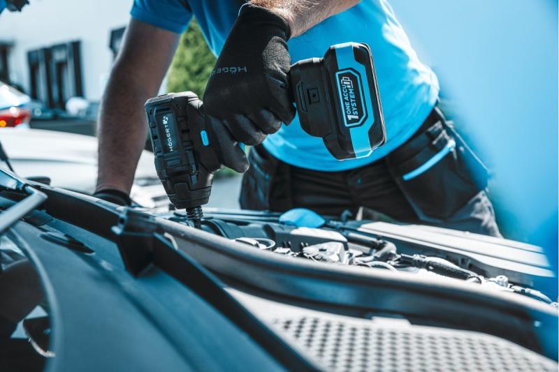 HÖGERT Borstlös batteridriven strykjärn 18V, set med batteri, laddare och tillbehör