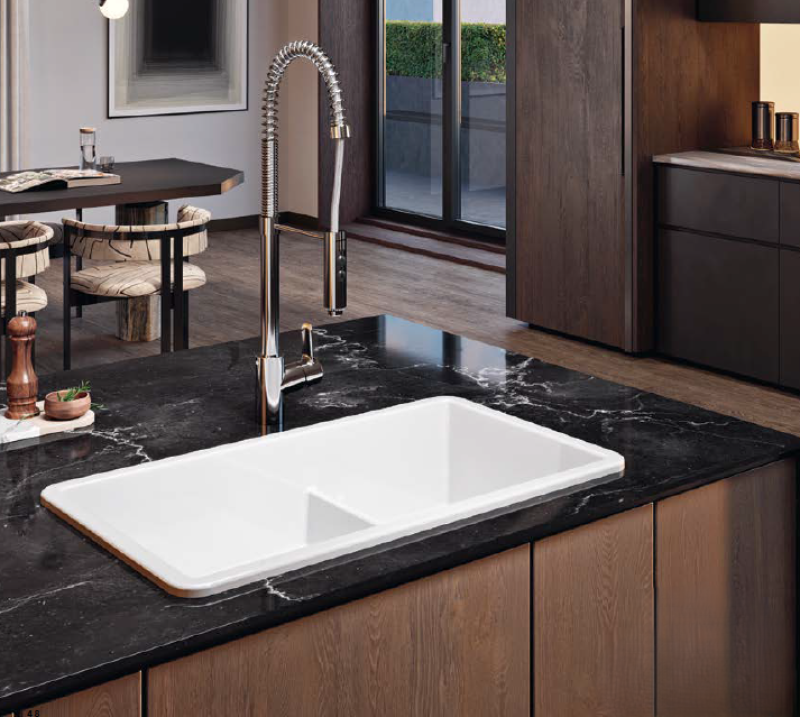 Ausmann Ceramic Ember Keramisk Vit En och en halv Diskho Överbyggnad och Underbyggnad 733 x 401 mm med Svarta pluggar 1208971521