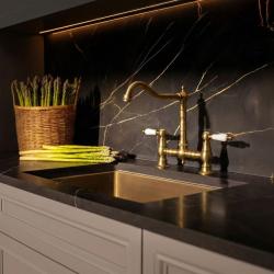 Aquanello Heritage Manor Klassisk köksblandare i nostalgisk bro-stil, brons med vit handtag, BN-0010-HM