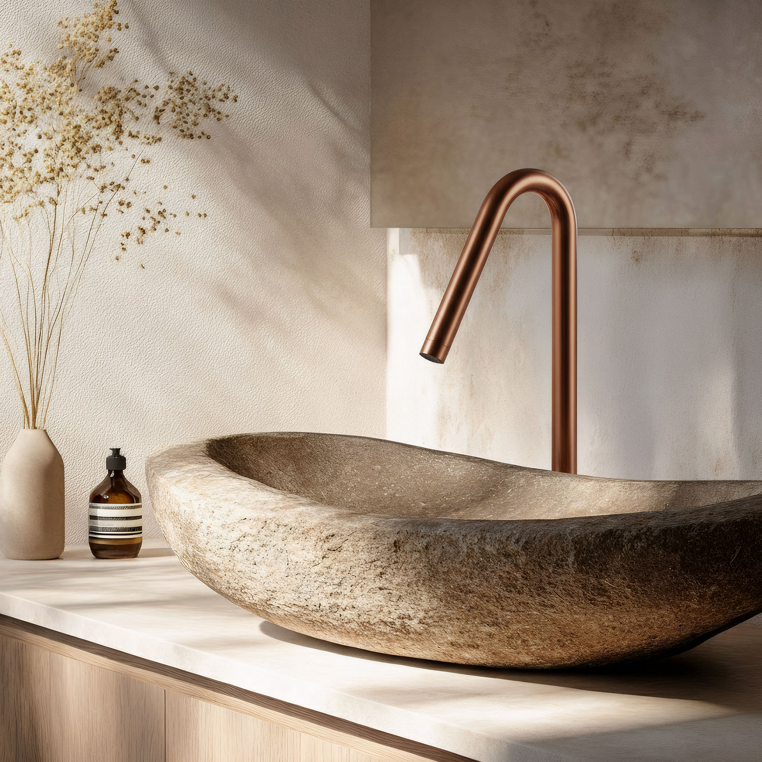 7 sätt att lyfta ett enkelt badrumsskåp med varma metallfärger